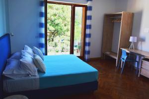 - une chambre avec un lit, un bureau et une fenêtre dans l'établissement Sorrento Central and Sea View Flats, à Sorrente