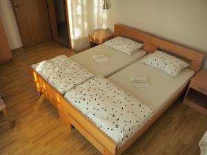 - un lit dans une chambre avec 2 lits jumeaux dans l'établissement Apartment Ivan-Experience 3 Bedrooms, à Ljubuški