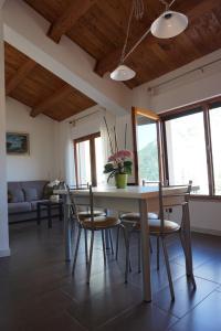 - une salle à manger avec une table et des chaises dans l'établissement Residence La Piazzetta, à Fara San Martino