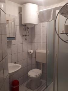 Ένα μπάνιο στο Apartments Lav Poreč