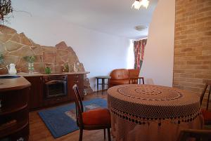 ウストカにあるApartamenty Mewaの石壁のリビングルーム(テーブル付)