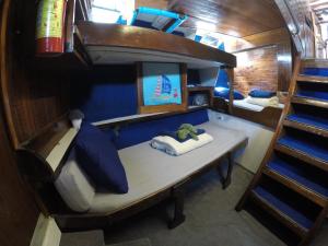 een kleine kamer met een tafel in een boot bij El Duque Adventures in La Paz