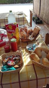 uma mesa coberta com cestos de comida e pão em B&B ARENOSU25 em Alghero