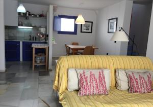 ロダルキラルにあるCasa Guadalquilarのリビングルーム(枕付きベッド1台付)