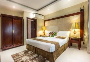Al Muhaidb Residence for Chalets and Holidays Homes المهيدب ريزدنس لبيوت العطلات في الهدا: غرفة نوم بها سرير كبير في الغرفة