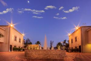 Al Muhaidb Residence for Chalets and Holidays Homes المهيدب ريزدنس لبيوت العطلات في الهدا: شارع المدينة مع المباني والسماء +37 صورة