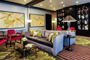 a living room filled with furniture and a couch at Tiffany Hotel in Geneva