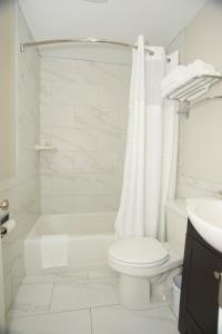 吉爾福特的住宿－Belknap Point Inn，白色的浴室设有卫生间和水槽。