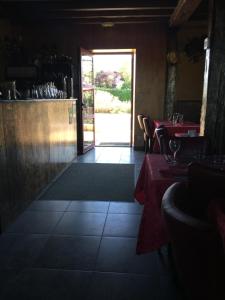 un restaurante con mesas rojas y una puerta a un patio en Le Fauverney Lodge en Fauverney