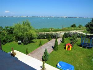uitzicht op een tuin met uitzicht op het water bij La Cer in Constanţa