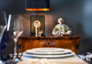 un tavolo con una lampada e la statua di un uomo sul tavolo di Schlosshotel Burg Schlitz a Hohen Demzin