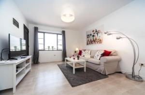 TV a/nebo společenská místnost v ubytování Luxury Beach Apartments