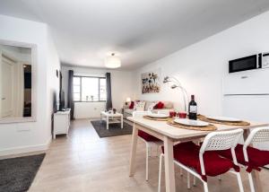 TV a/nebo společenská místnost v ubytování Luxury Beach Apartments