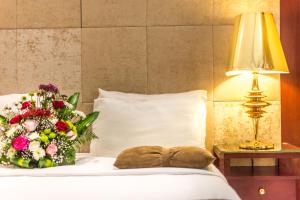 سرير أو أسرّة في غرفة في Al Muhaidb Residence for Chalets and Holidays Homes المهيدب ريزدنس لبيوت العطلات