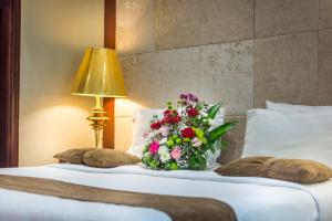سرير أو أسرّة في غرفة في Al Muhaidb Residence for Chalets and Holidays Homes المهيدب ريزدنس لبيوت العطلات