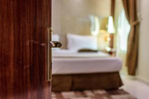 سرير أو أسرّة في غرفة في Al Muhaidb Residence for Chalets and Holidays Homes المهيدب ريزدنس لبيوت العطلات