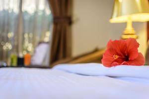 سرير أو أسرّة في غرفة في Al Muhaidb Residence for Chalets and Holidays Homes المهيدب ريزدنس لبيوت العطلات