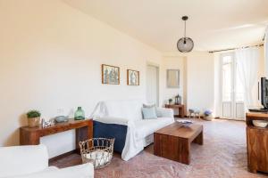 un soggiorno con divano e tavolo di LE RONDINELLE Apartment Bellagio a Bellagio