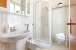 Kúpeľňa v ubytovaní LE RONDINELLE Apartment Bellagio + 5 fotografií