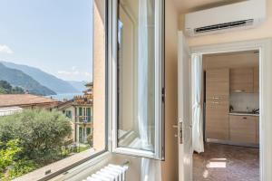 Pokój z oknem i widokiem na ocean w obiekcie LE RONDINELLE Apartment Bellagio w mieście Bellagio