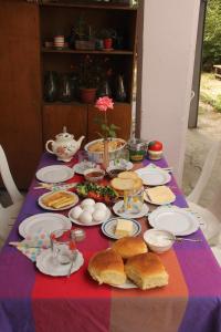 een tafel met een tafelkleed met voedsel erop bij Guesthouse Levani in Gori