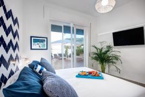 salon z kanapą i stołem z tacą z owocami w obiekcie GOCCE VILLAS - Agave Apartments Sorrento w Sorrento