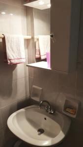アイオス・キリコスにあるIasonas Roomsのバスルーム(シンク、鏡、タオル付)