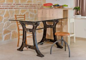 una mesa con una silla y aurger encima en Arka Trogir apartments - Seget Vranjica, en Seget Vranjica