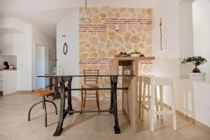 cocina con mesa de cristal y sillas en Arka Trogir apartments - Seget Vranjica, en Seget Vranjica