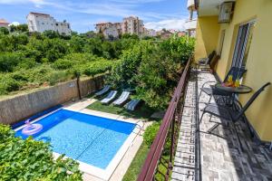 Bazén v ubytovaní Apartments Lara - Split Croatia alebo v jeho blízkosti