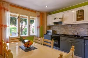Kuchyňa alebo kuchynka v ubytovaní Apartments Lara - Split Croatia