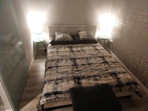 een slaapkamer met een groot bed met twee lampen bij My Secret Place. in Zielona Góra