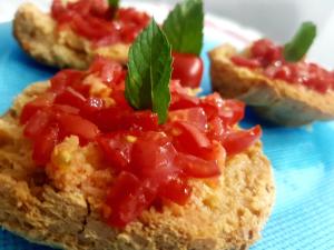 tres trozos de pan con tomates encima en un plato azul en Mistral Exclusive B&B, en Gallipoli