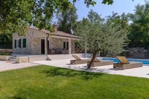 un cortile con piscina e una casa di Casa Egi a Rovigno (Rovinj)