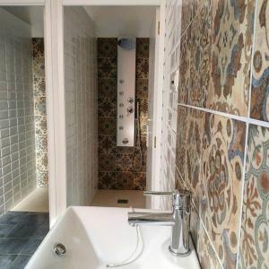 W łazience znajduje się umywalka i prysznic. w obiekcie Albergue Casa de los Hidalgos - Sólo para Peregrinos w mieście Hospital de Órbigo