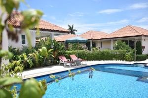 Bazén v ubytování Baan Opun Garden Resort nebo v jeho okolí