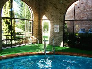 潘布拉的住宿－Idlewilde Town & Country Motor Inn，一座带大窗户的建筑中的游泳池