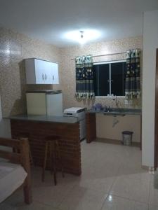 eine Küche mit einer Theke und einem Waschbecken in einem Zimmer in der Unterkunft Cantinho do Aconchego in Paraty