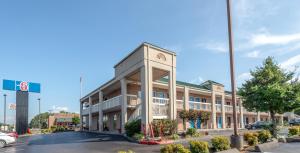Un edificio con un estacionamiento enfrente. en Motel 6-Kingsport, TN, en Kingsport