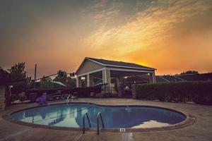 a swimming pool in a yard with a gazebo at Safari Inn - Chico in Chico