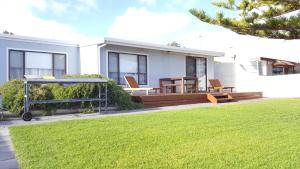 Biały dom z patio i trawnikiem w obiekcie Vandy's shack at Mount Dutton Bay - ideal for couples and small families w mieście Mount Dutton Bay West
