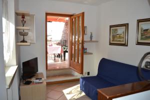 ブレンゾーネにあるCa di Venzoのリビングルーム(青いソファ、ドア付)