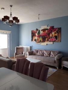 ein Wohnzimmer mit einem Sofa und einem Tisch in der Unterkunft Bursa Toki yüksek in Bursa