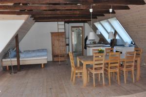 uma cozinha e sala de jantar com mesa e cadeiras em Nordkap Farm Holiday & Hostel em Bindslev