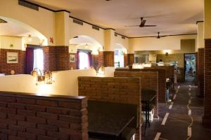 Un restaurante u otro lugar para comer en MVT Guesthouse & Restaurant