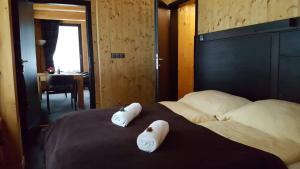 Postel nebo postele na pokoji v ubytování Krakonošova Dílna "WOODHAUS"