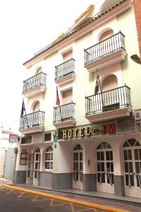 un hotel con 2 balcones en un edificio en Hotel El Emigrante, en Villanueva de la Serena