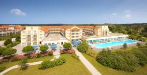 Bazén v ubytování Dorint MARC AUREL Spa & Golf Resort nebo v jeho okolí