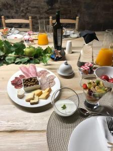 una mesa de madera con platos de comida. en Hotel Secrets Priorat, en Falset