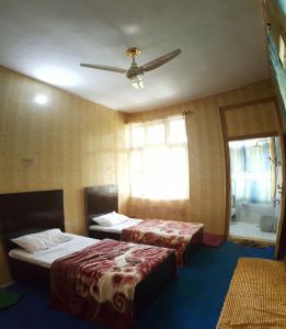 Postel nebo postele na pokoji v ubytování Hikal Guest House
